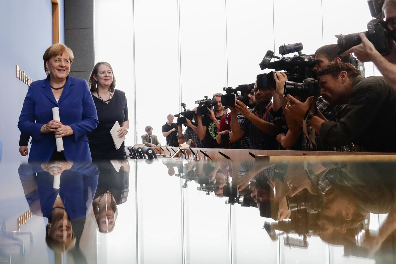 Angela Merkel na haar persconferentie in Berlijn.