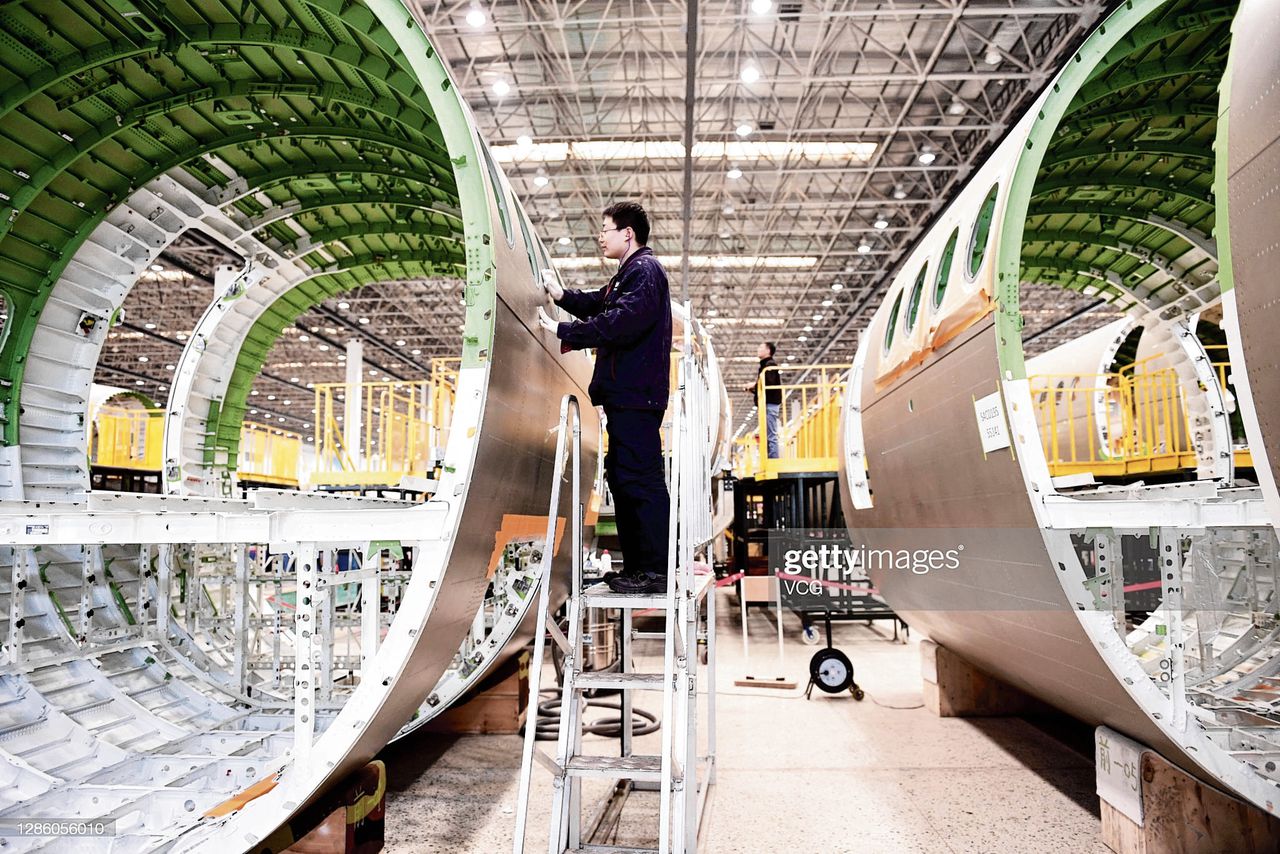 Werknemers op de productielijn voor onderdelen van de Airbus A220 in Shenyang, in de Chinese provincie Liaoning.