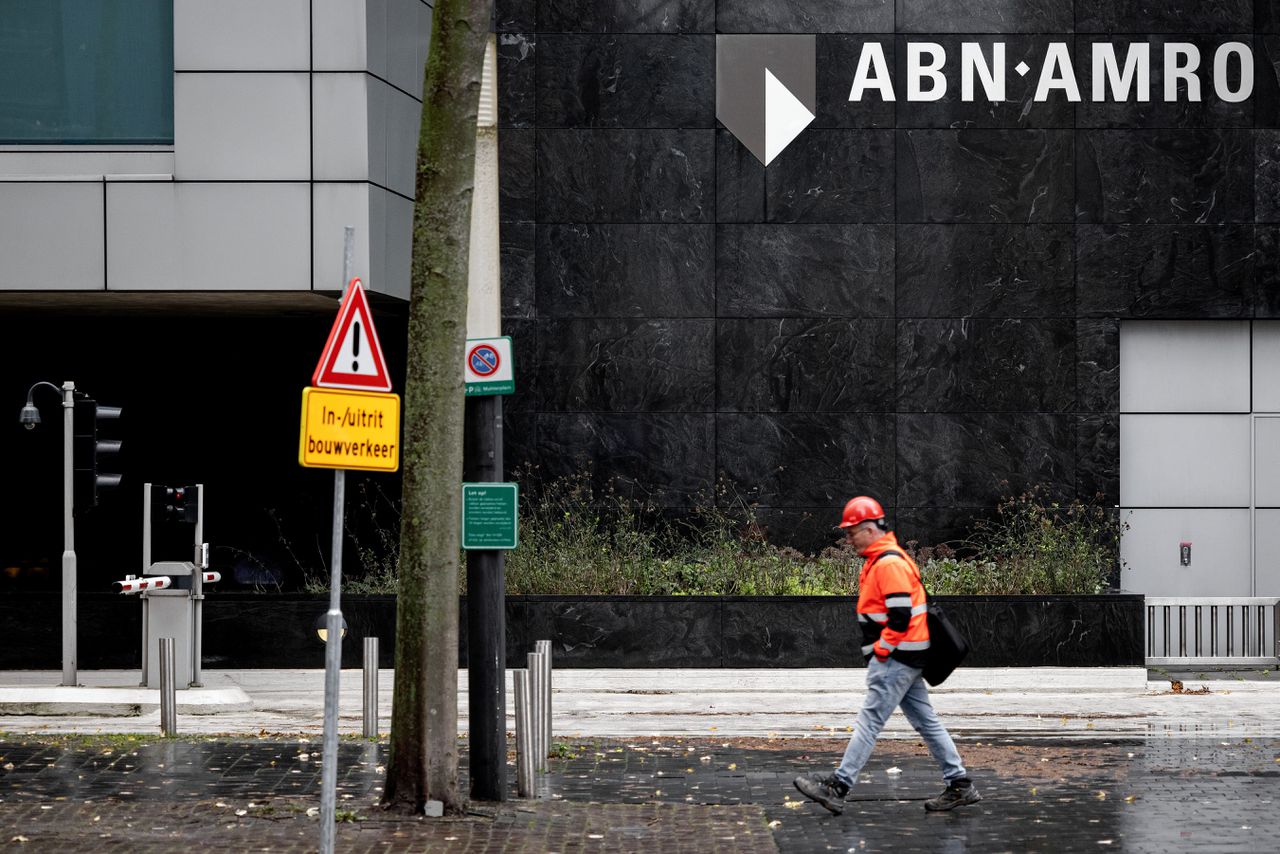 Veel banen op de tocht bij banken. Goed voor aandeelhouders, maar zware  jaren voor personeel - NRC
