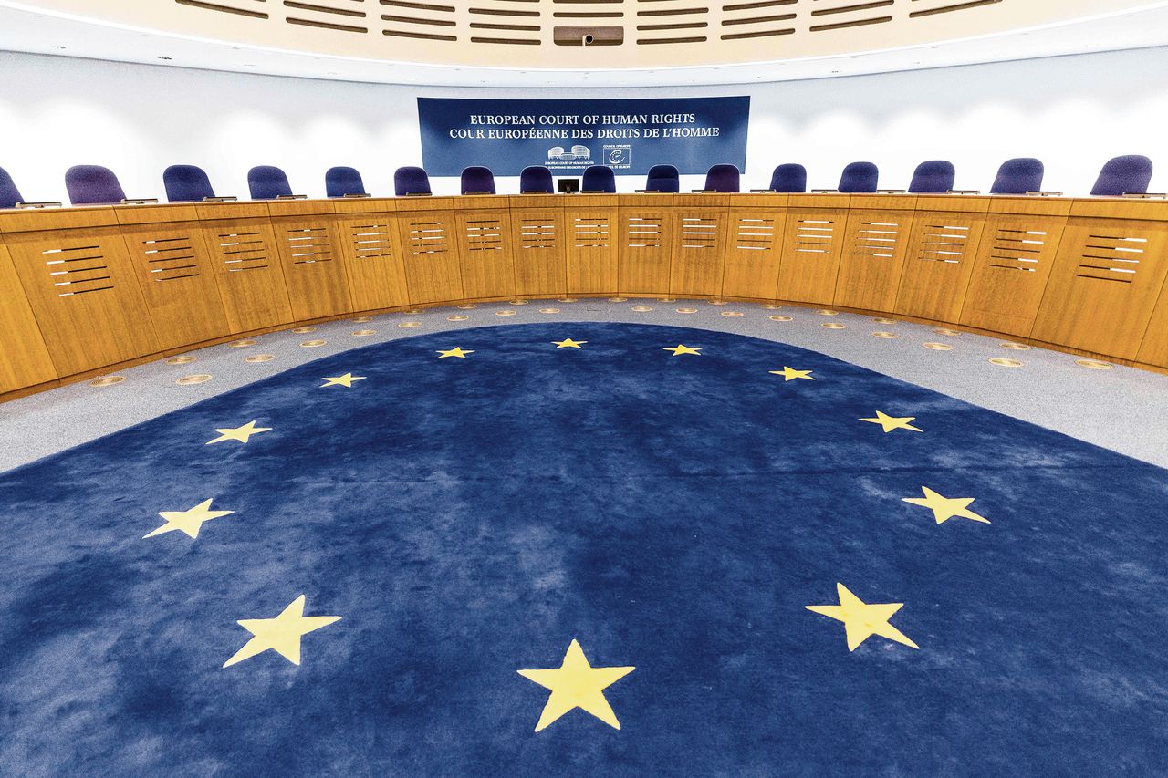 Zittingszaal van het Europees Hof voor de Rechten van de Mens in Straatsburg. Met kunstmatige intelligentie probeert robot Juri uitspraken van het hof te voorspellen.