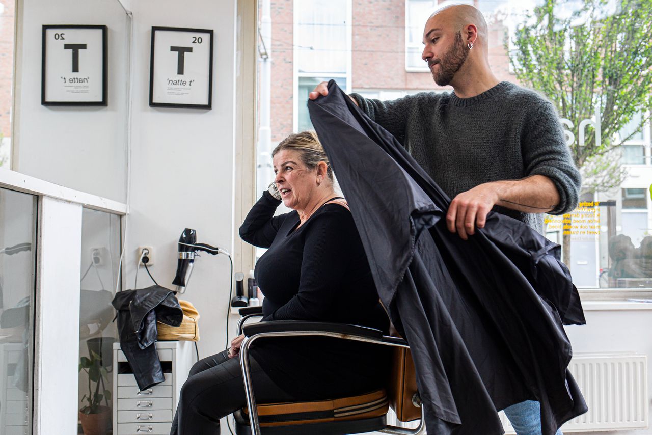 Freelance kapper Jeff Sesseler verft het haar van zijn klant.