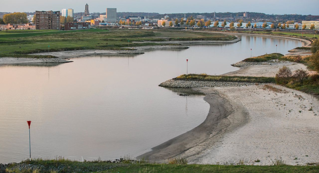 De Rijn bij Arnhem in 2018. Het peil bereikte door droogte een laagterecord.