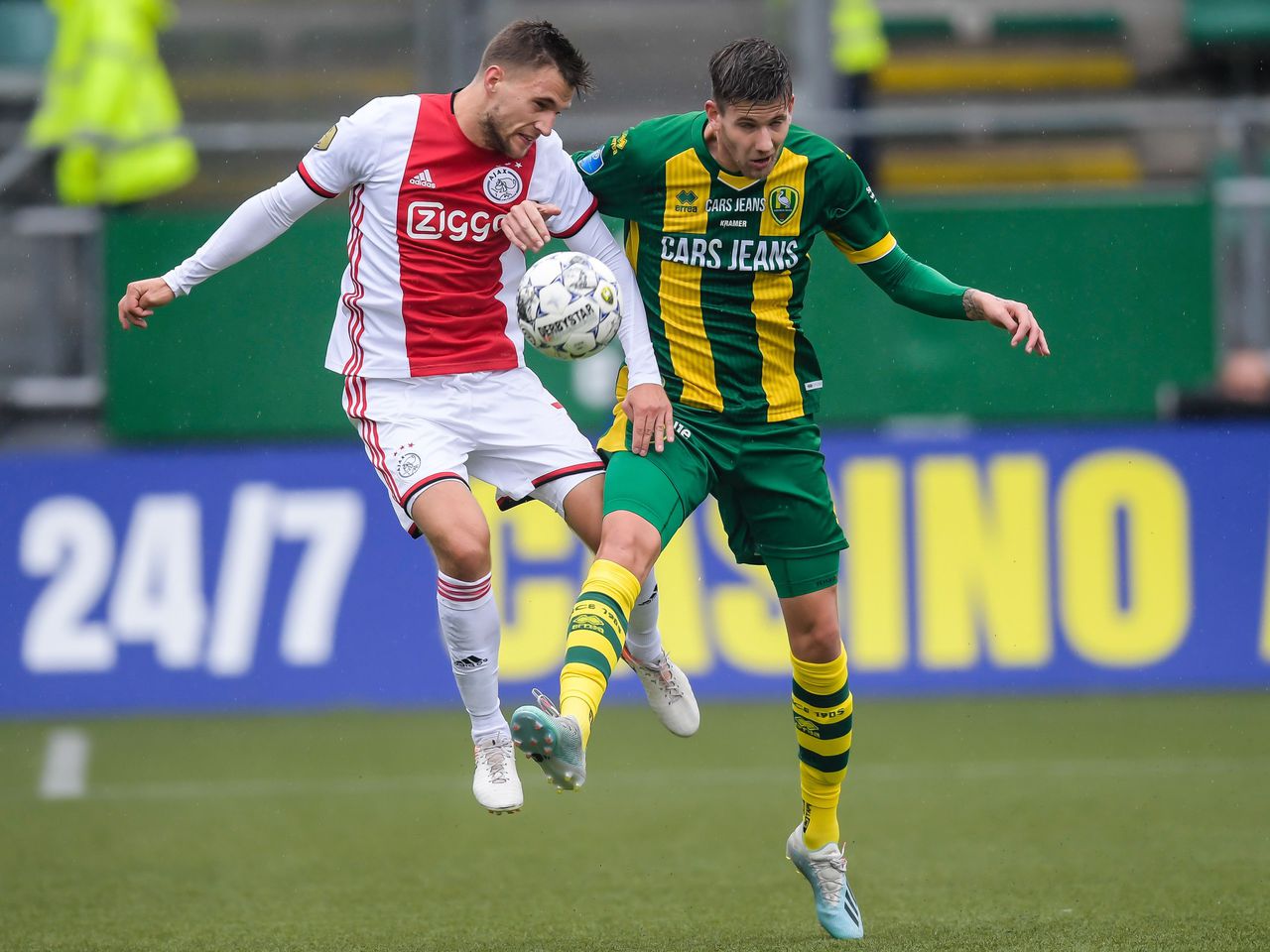 Ajax behoudt koppositie, Feyenoord hard onderuit tegen ...