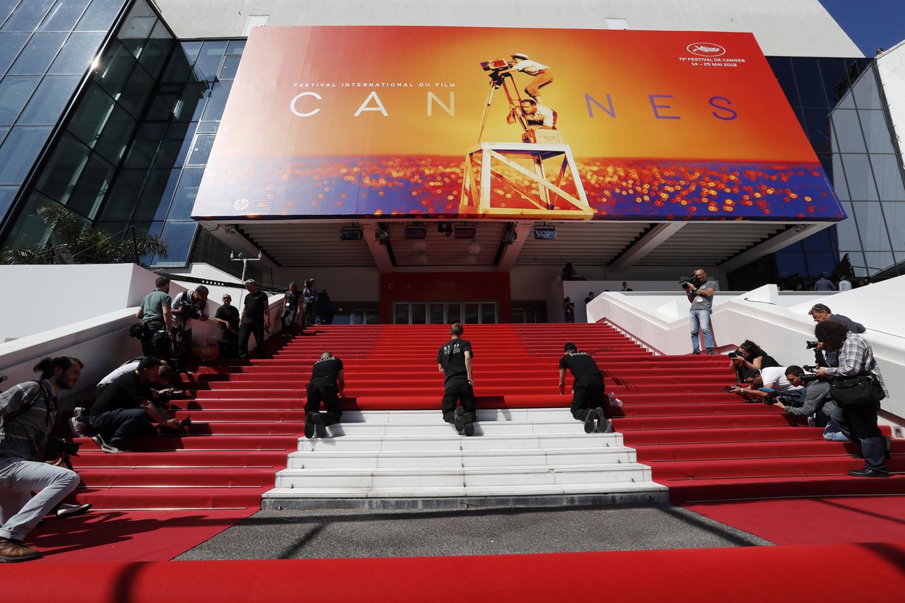 Medewerkers rollen de rode loper uit voor de 72ste editie van het filmfestival in Cannes.