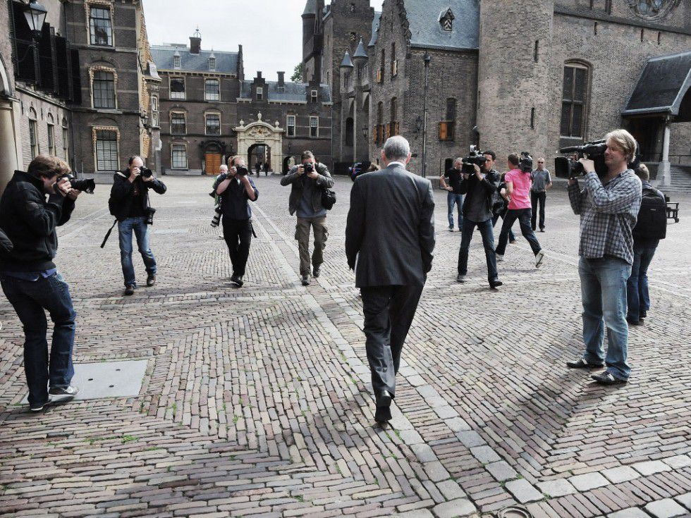 Cohen verlaat als fractievoorzitter van de PvdA op 2 augustus 2010 het Binnenhof na een gesprek met informateur Lubbers.