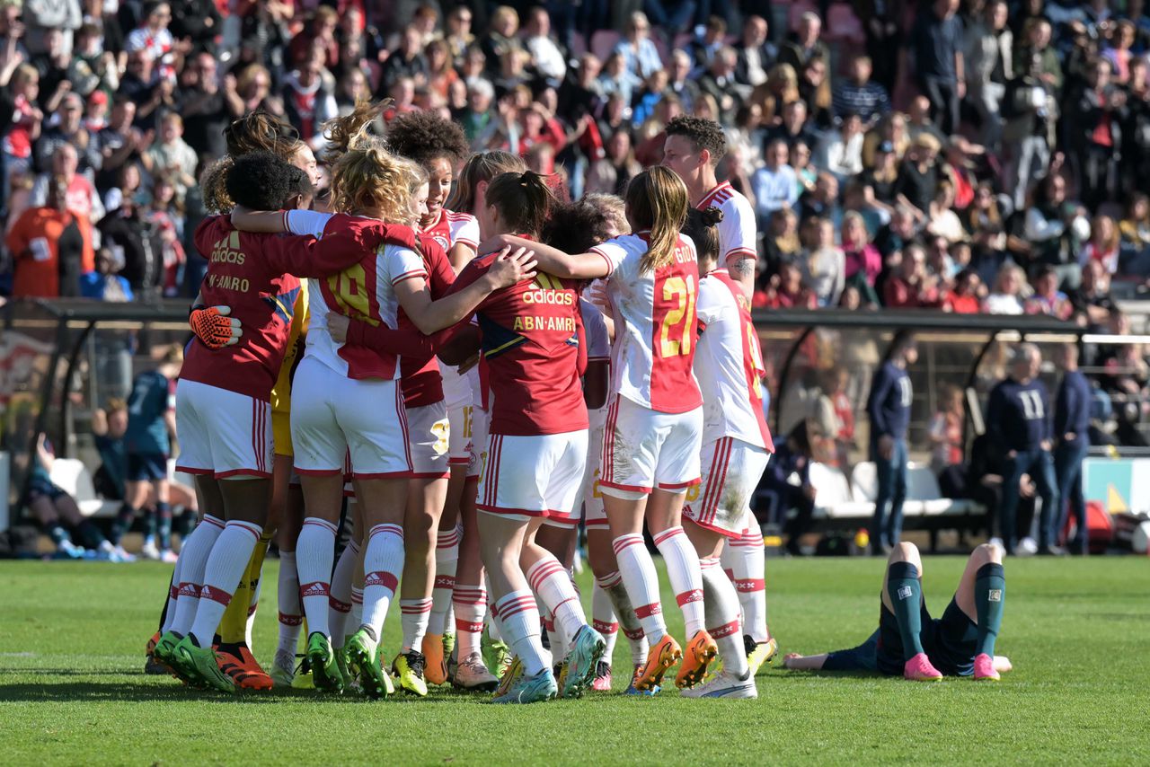 Ajax verslaat concurrent FC Twente en heeft de landstitel voor het grijpen 