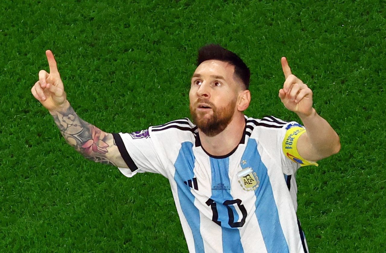 Messi wijst na de 1-0 naar boven - een gebaar om zijn overleden oma te eren.