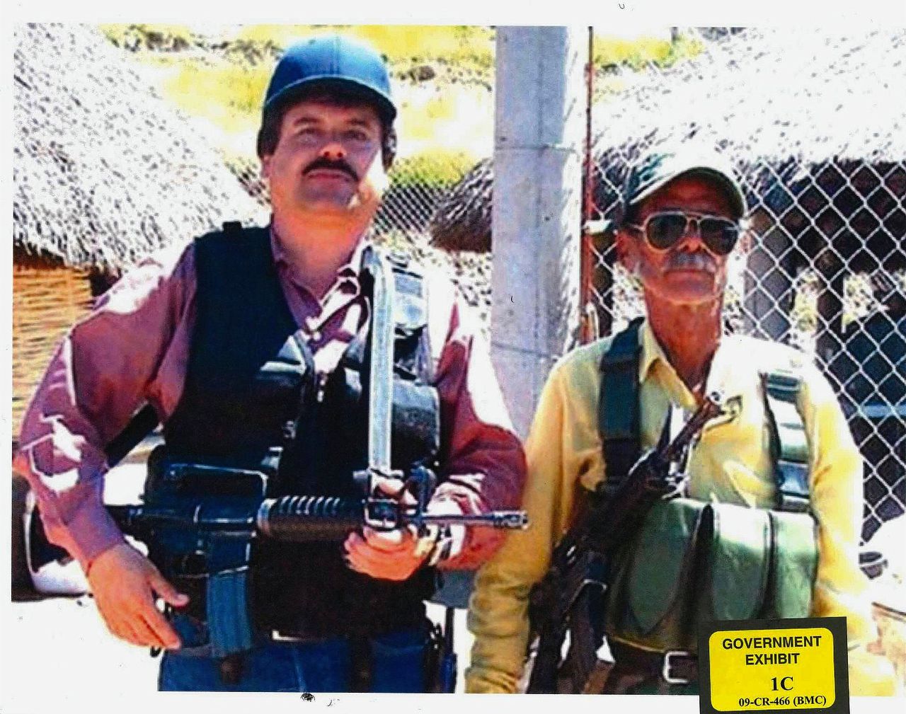 Joaquin Guzman, bijgenaamd El Chapo, poseert links op de foto met een onbekende man. e