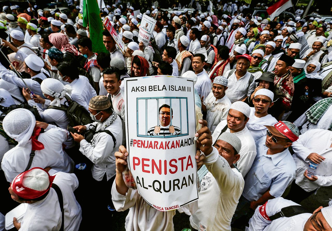 Demonstratie tegen de vermeende godslastering van gouverneurskandidaat Ahok, begin deze maand in Jakarta.
