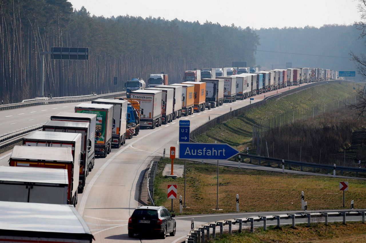 Tientallen kilometers aan vrachtwagens staan op een Duitse snelweg, in afwachting van toelating tot Polen.