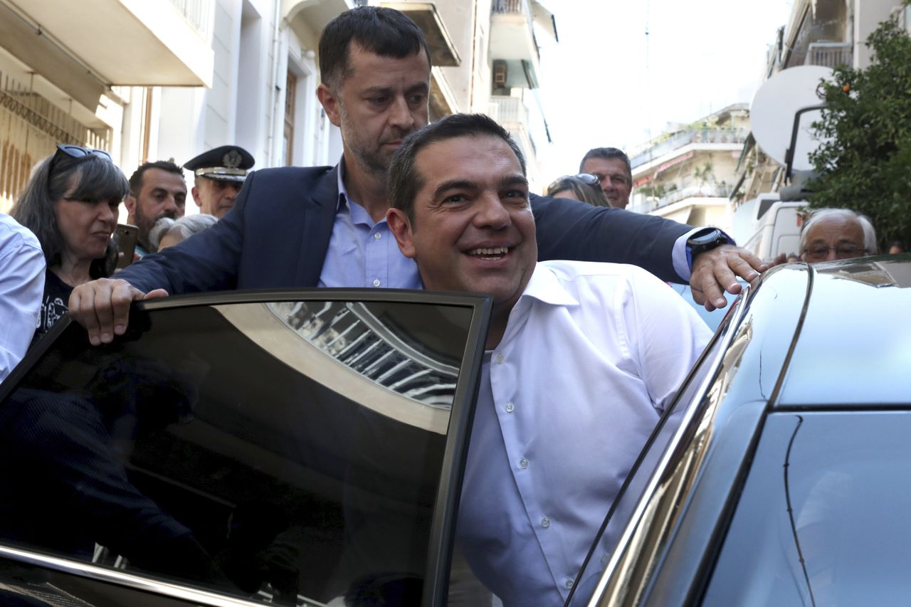 Alexis Tsipras, de premier van Griekenland en partijleider van Syriza, verlaat een stembureau in Athene.