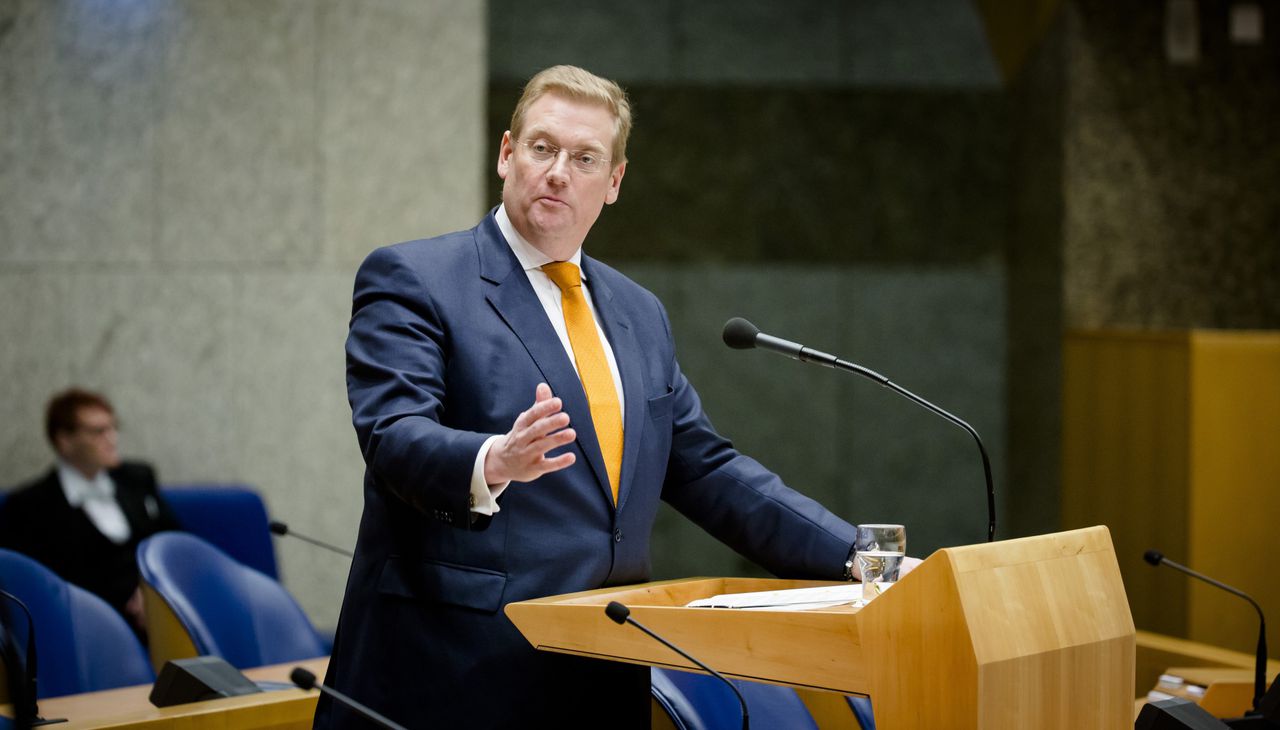 Minister van Justitie Ard van der Steur heeft zijn excuses aangeboden voor uitspraken waarin hij een lezing van MH17-anatoom George Maat "smakeloos" noemde.