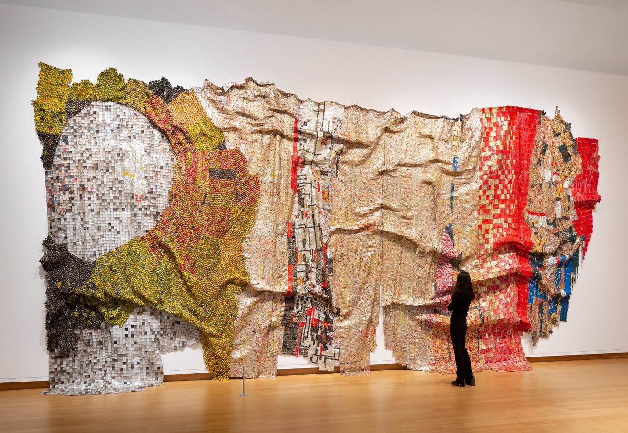 Stedelijk verwerft wandsculptuur El Anatsui samen met