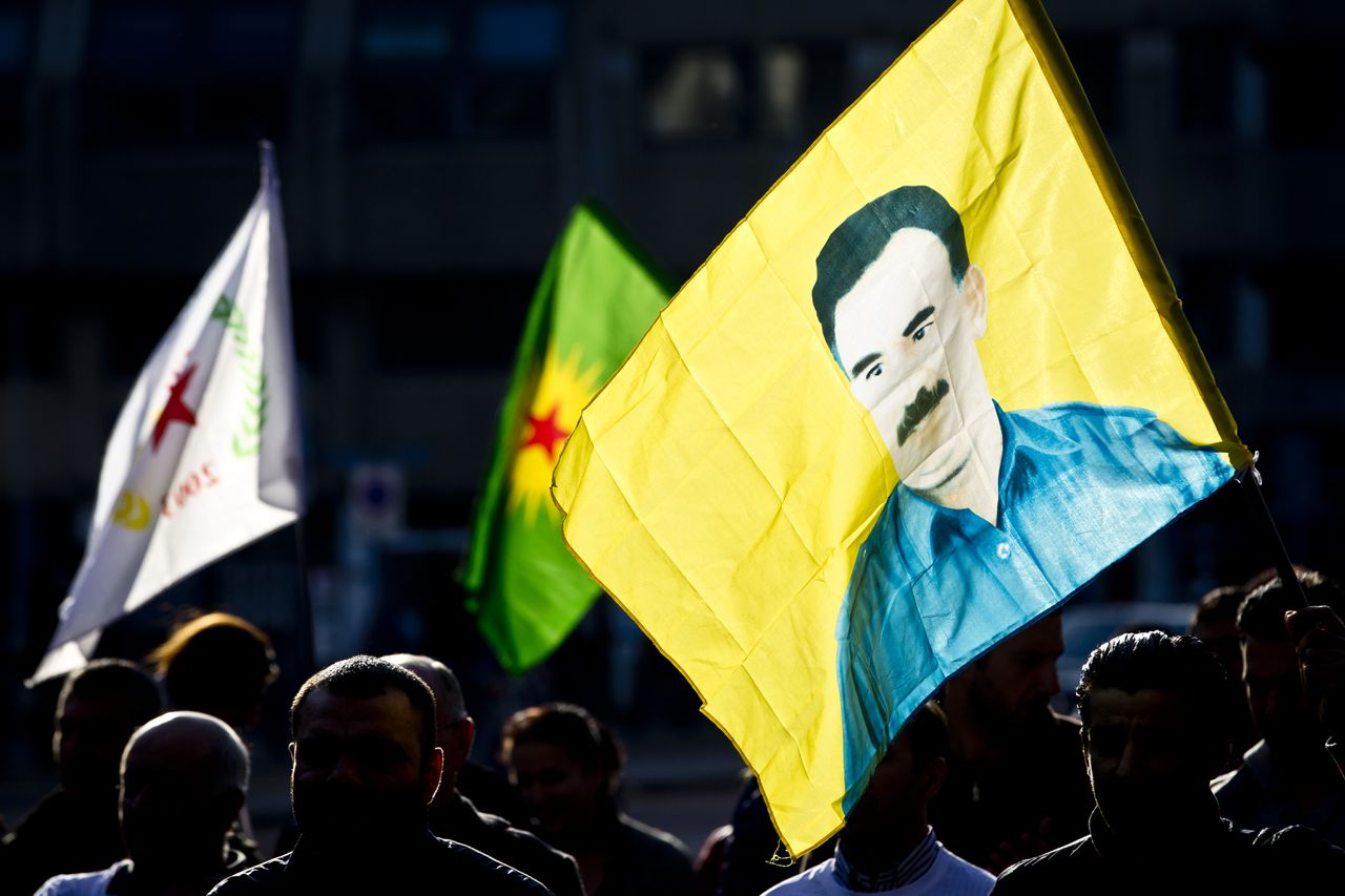 Een afbeelding van PKK-leider Öcalan, op een vlag tijdens een Koerdische demonstratie op het Malieveld in Den Haag.