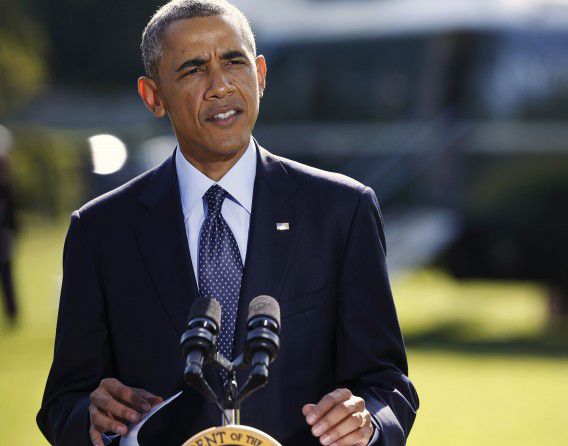 Obama legt een verklaring af op het gazon voor het Witte Huis vanmiddag.