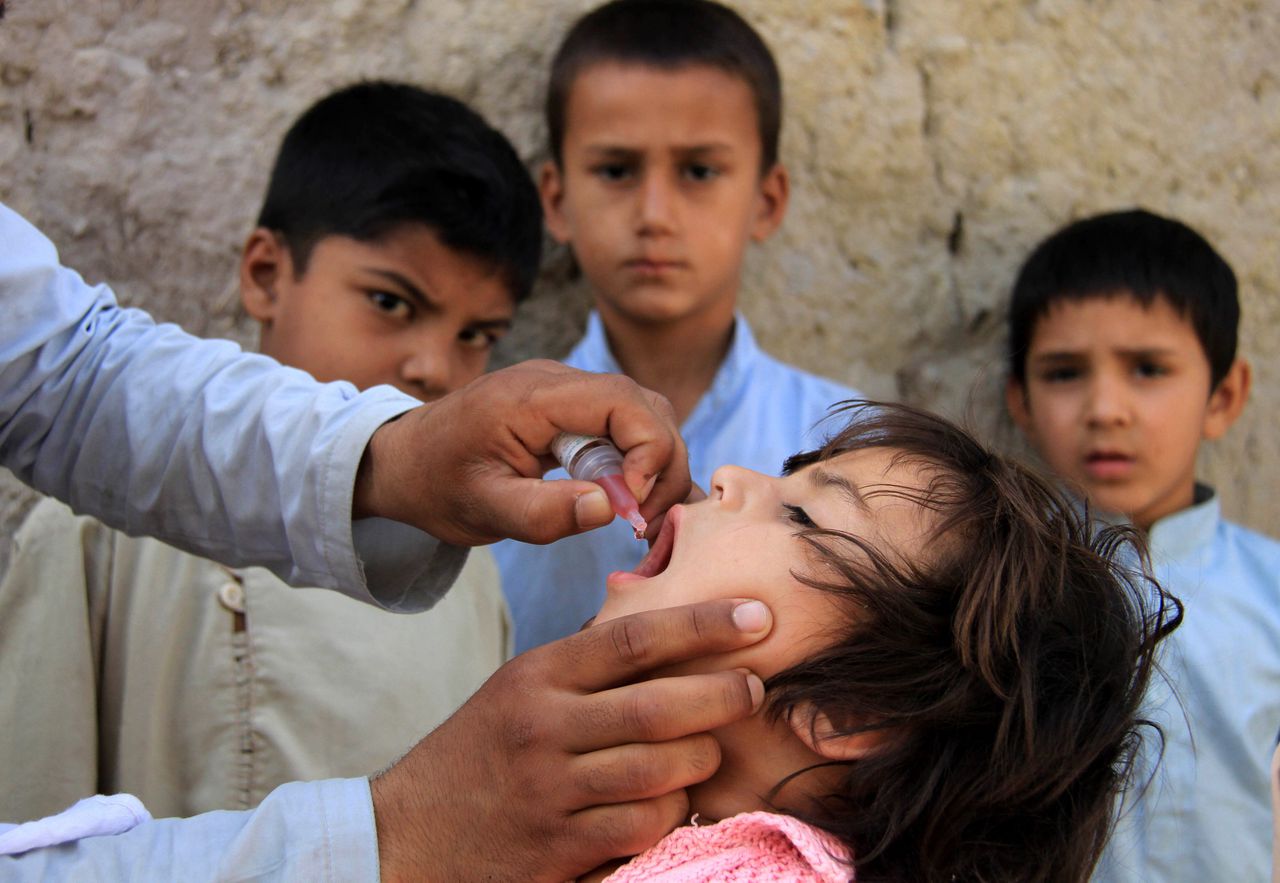 Een Afghaans kind wordt ingeënt tegen polio, op een archieffoto uit juni.