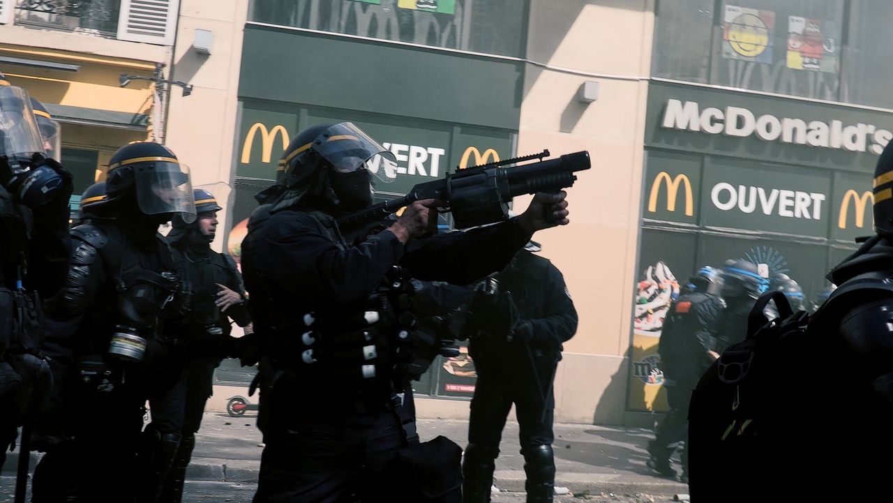 Bloedige beelden van politiegeweld in Frankrijk 