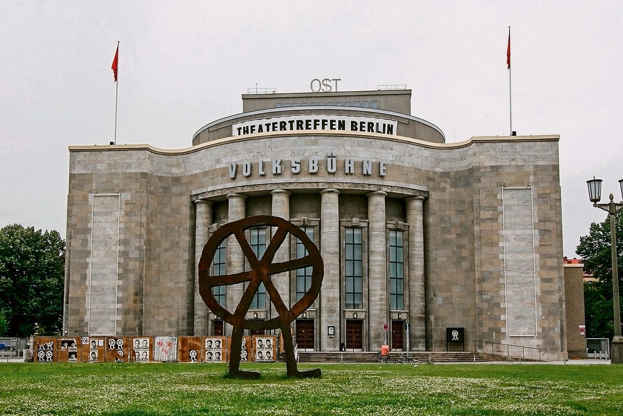 Wiel-met-beentjes, iconisch Berlijns beeld, dreigt te sneuvelen bij conflict Volksbühne 