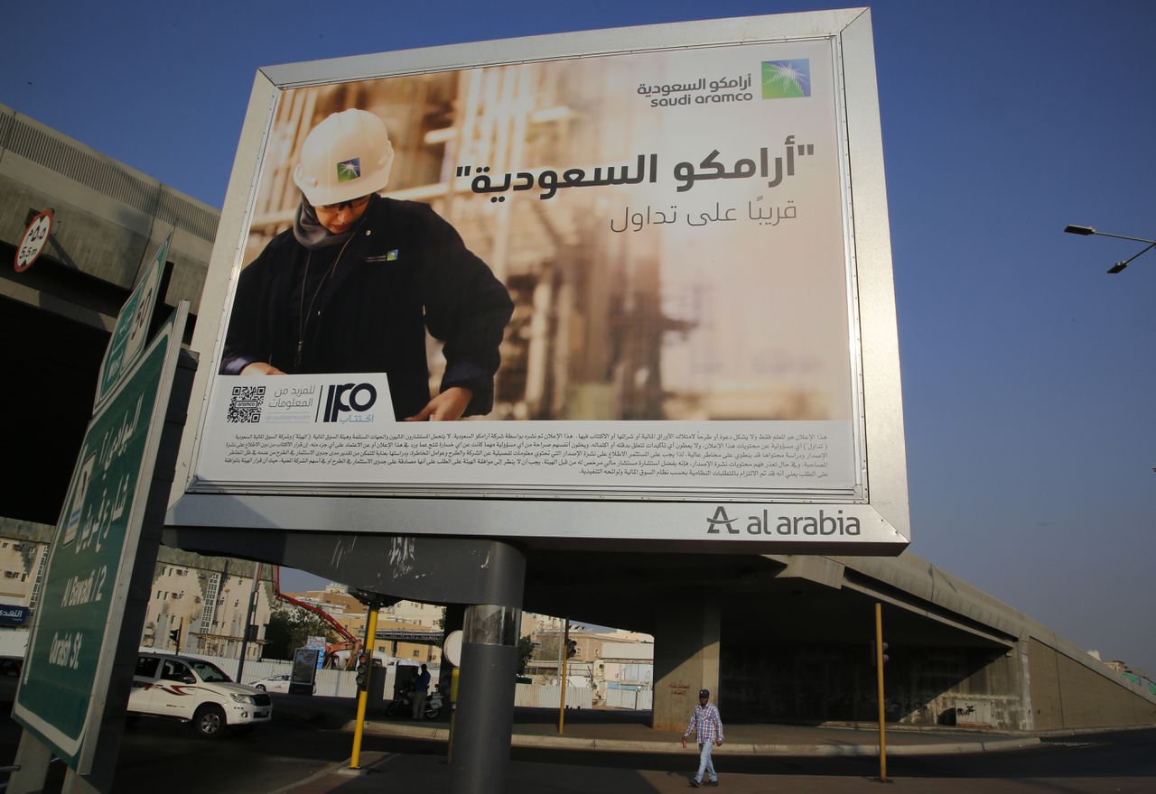 Een groot reclamebord in het Saoedische Jeddah dat de beursgang van Saudi Aramco aankondigt.