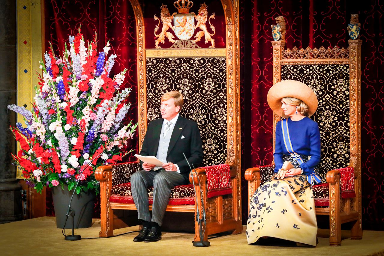 Koning Willem-Alexander leest, met aan zijn zijde koningin Maxima, de troonrede voor op Prinsjesdag aan leden van de Eerste en Tweede Kamer in de Ridderzaal.