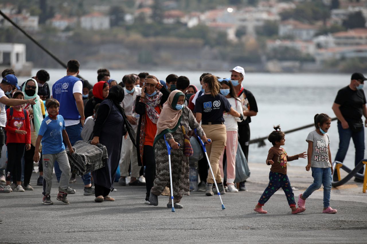 September, 2020. Vluchtelingen uit het door brand verwoeste Kamp Moria wachten op de veerboot die hen van Lesbos naar het Griekse vasteland zal brengen.