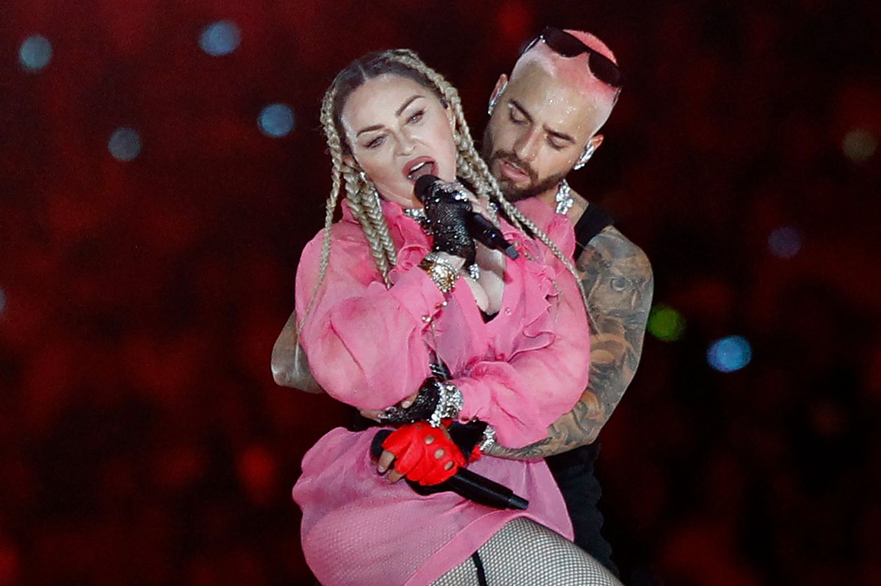 Madonna en Maluma tijdens het concert van de Colombiaanse zanger op 30 april 2022 in Medellin.
