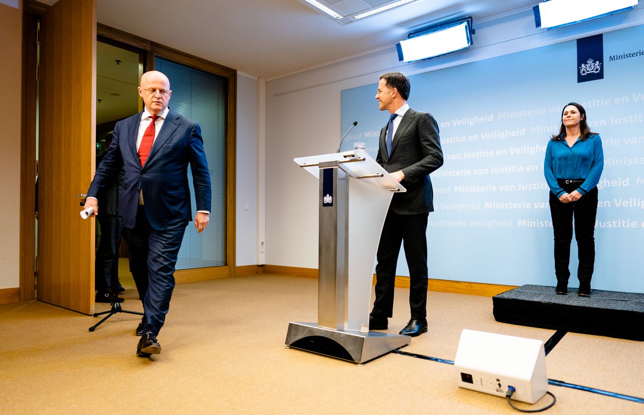 Minister Ferdinand Grapperhaus en premier Mark Rutte maandag in Den Haag.