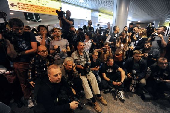Russische journalisten in de aankomsthal van het vliegveld in Moskou in afwachting van het mogelijke verschijnen van Snowden.