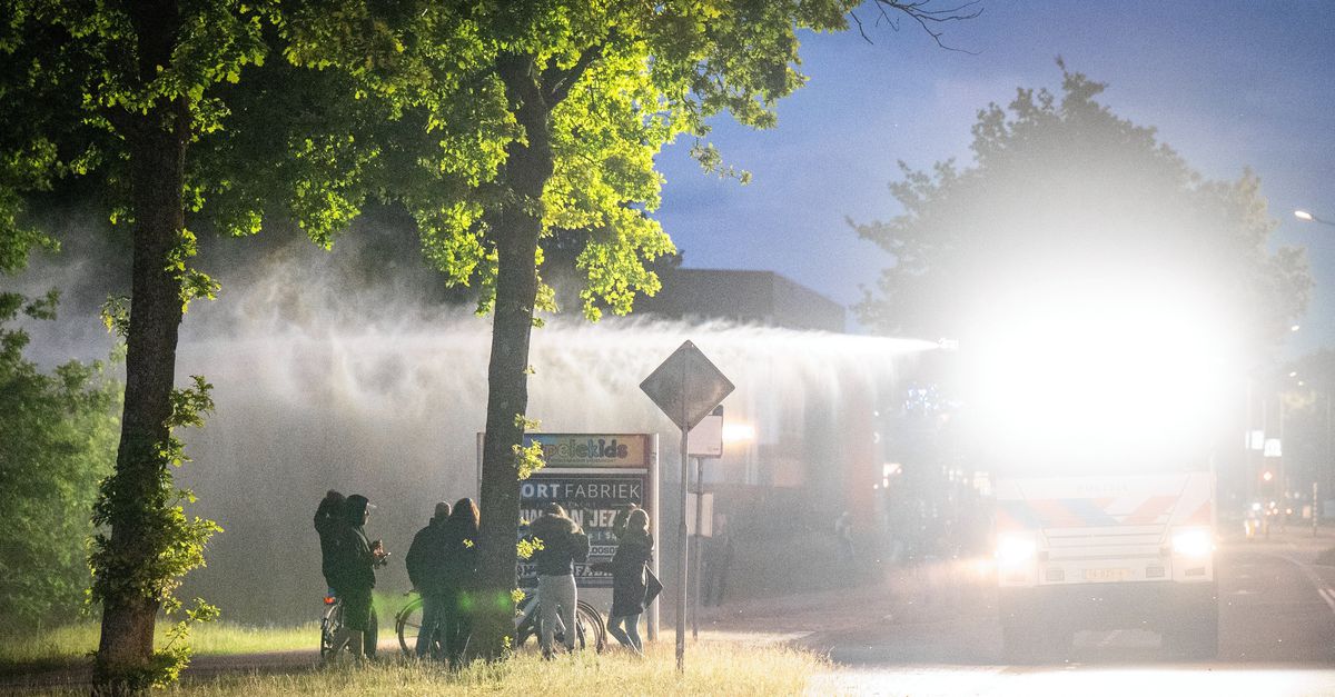 Opnieuw loopt protest tegen noodopvang in Loosdrecht uit de hand, politie zet waterkanon in