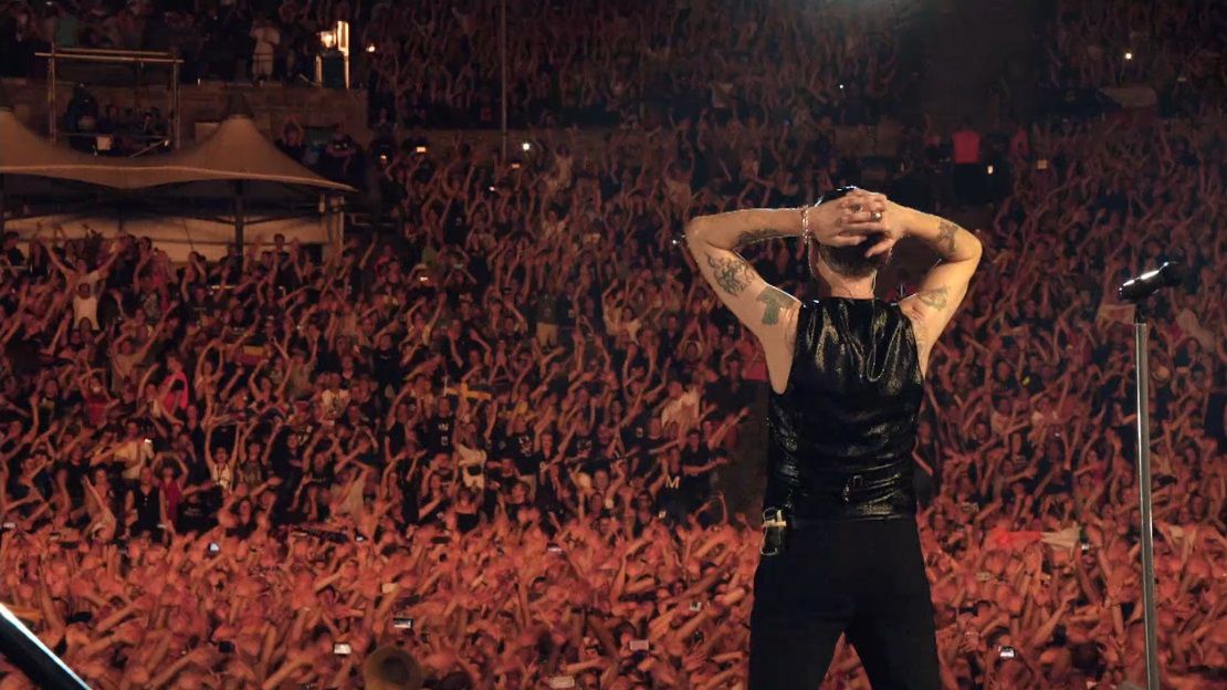 Duizenden fans bij een concert van Depeche Mode in Berlijn. De documentaire 'Spirits in the Forest' van Anton Corbijn zoomt in op zes van hun levens.