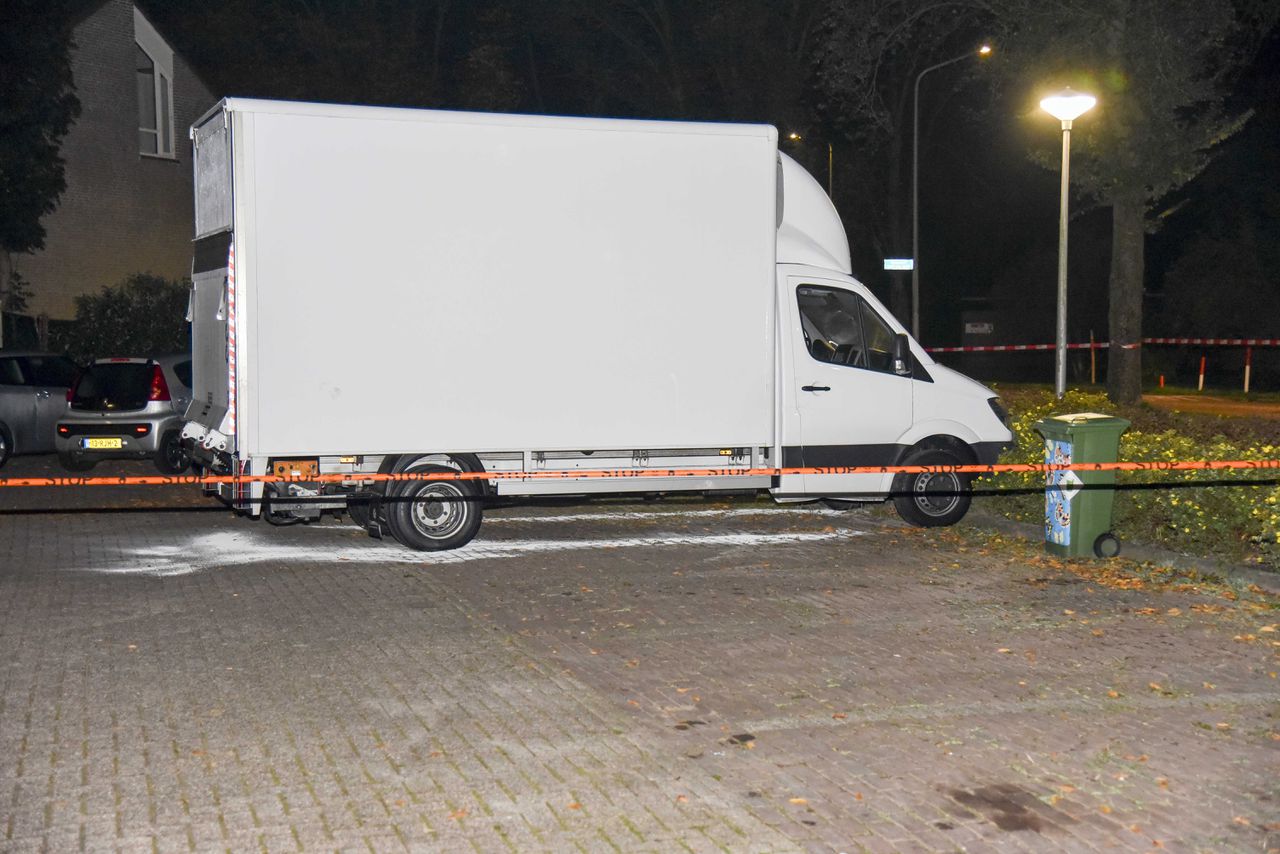 De politie doet onderzoek naar een drugsafvallozing aan de Weezenhof in Nijmegen. Een vrachtwagen heeft daar een chemische stof gelekt, waarschijnlijk restafval van een drugslab.