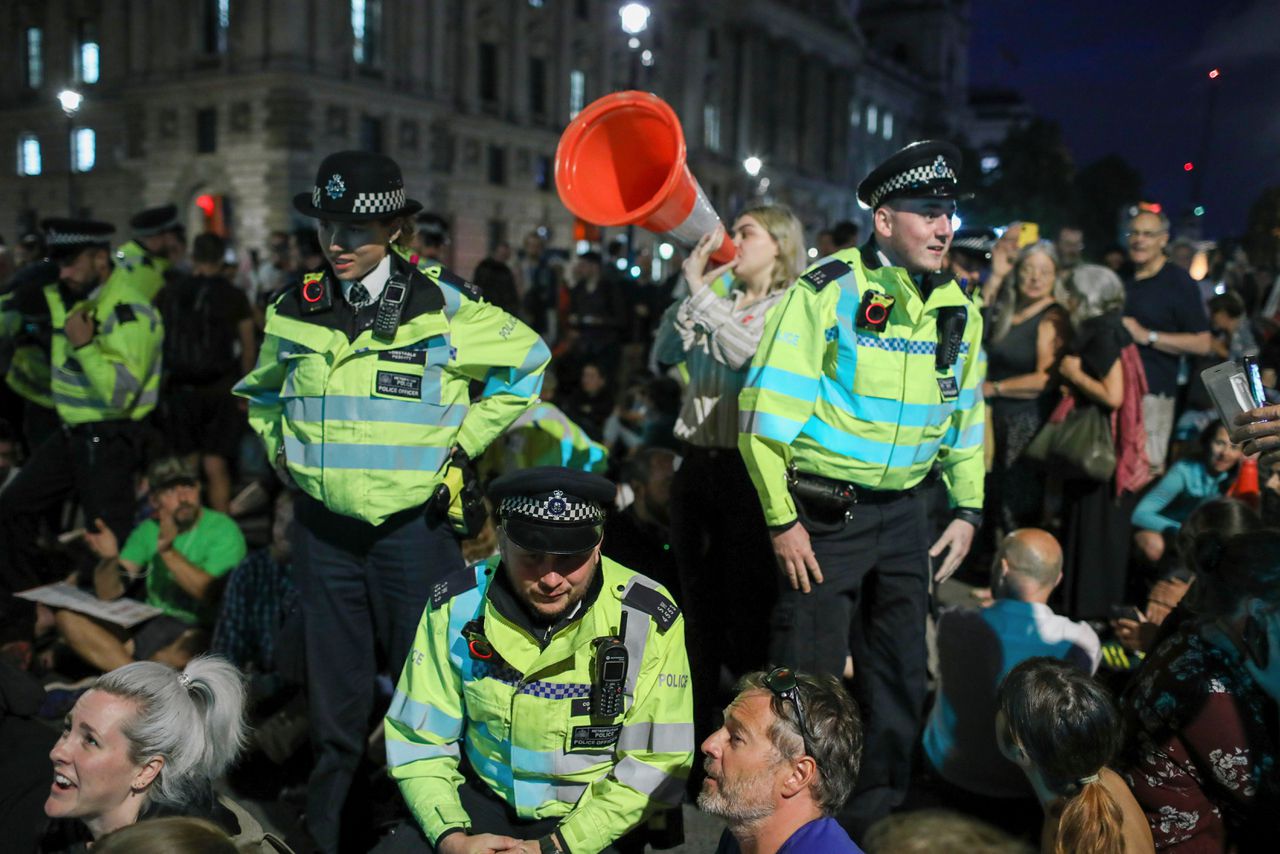 Politie in Londen probeert een einde te maken aan een demonstratie tegen het opschorten van het parlement eerder deze week.