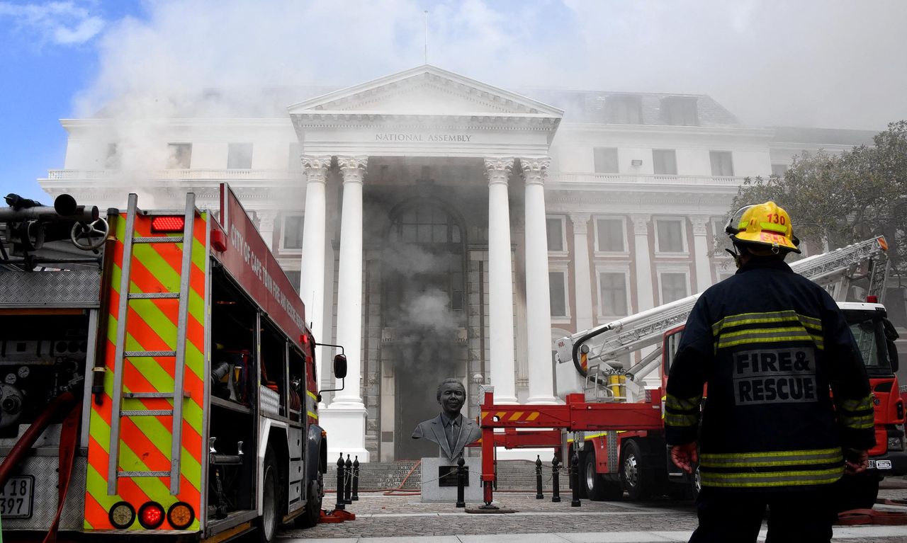 Dak Zuid-Afrikaans parlementsgebouw ingestort na brand 