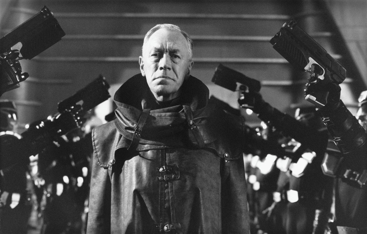 Max von Sydow als Chief Justice Fargo in de dystopische science fiction-film ‘Judge Dredd’ uit 1995.