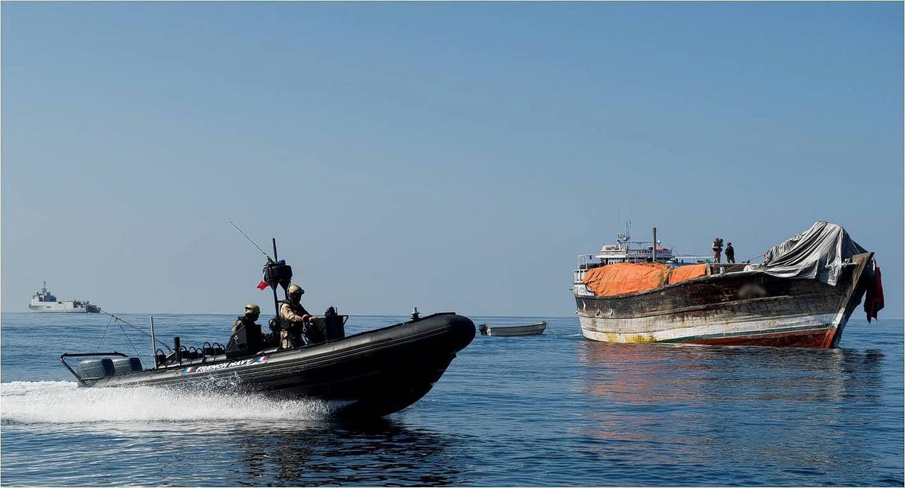 Franse militairen van de Europese Naval Force nemen in 2014 een verdacht Somalisch schip in beslag dat ervan wordt verdacht een olietanker in de Golf van Aden te hebben overvallen. Inmiddels heeft de piraterij zich verplaatst naar de Afrikaanse westkust.