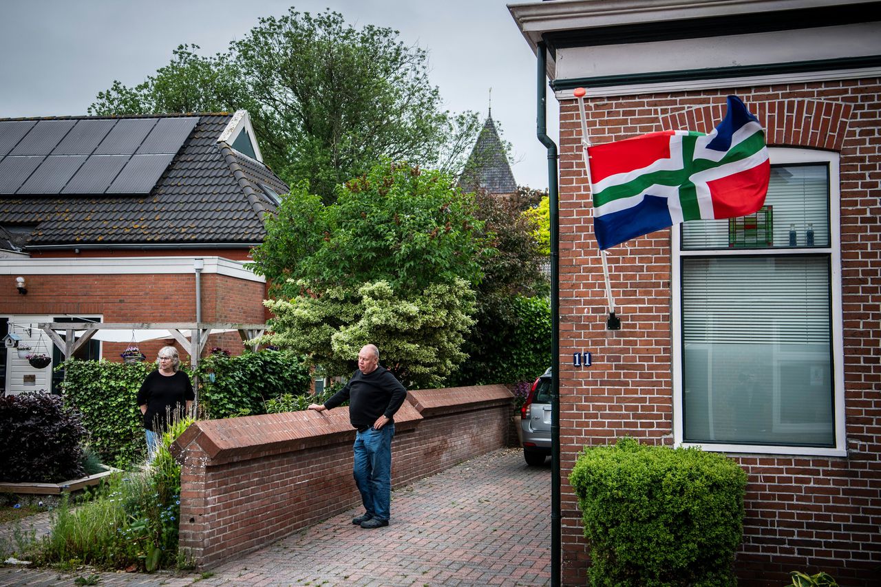 De Groningse vlag hangt bij een aantal huizen in het getroffen dorp Westerwijtwerd halfstok.