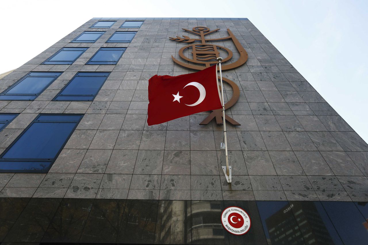 Exterieur van het Turkse consulaat in Rotterdam. Deze heeft in een e-mail aan verschillende Turkse organisaties in Nederland gevraagd om beledigingen, aan het adres van de Turkse president Recep Tayyip Erdogan, aan Turkije en/of het Turkse volk, te melden.