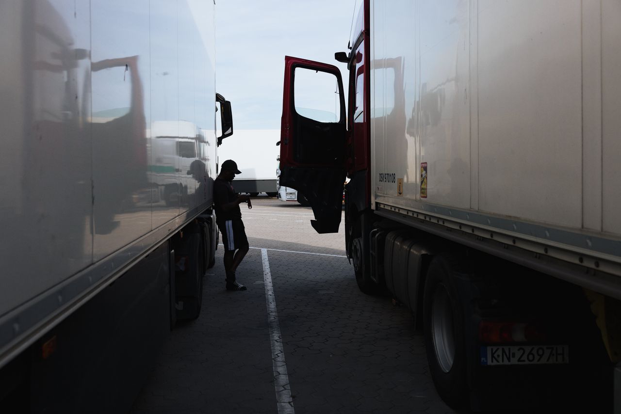 Curtains drawn, feet on the dashboard: Where can truck drivers rest?