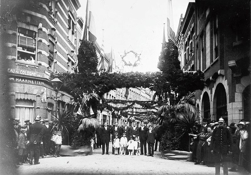 In 1921 staat een feestcomité op de in de oorlog verwoeste Helmersstraat, waar veel Joodse ondernemingen zaten.