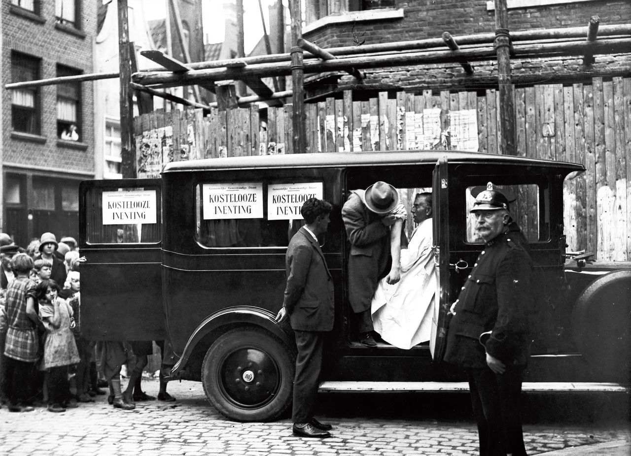 Rotterdam 1929: de bevolking krijgt van de plaatselijke GGD ‘een kostelooze inenting’ tegen pokken.