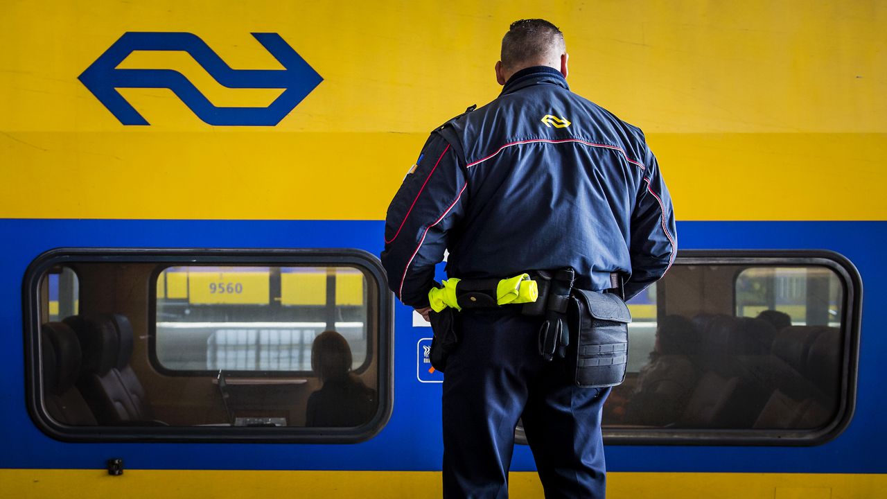 Een service- en veiligheidsmedewerker van de Nederlandse Spoorwegen op het station.