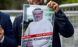 Een demonstrant houdt een foto van Khashoggi vast tijdens een protest bij het Saoedische consulaat in Istanbul.
