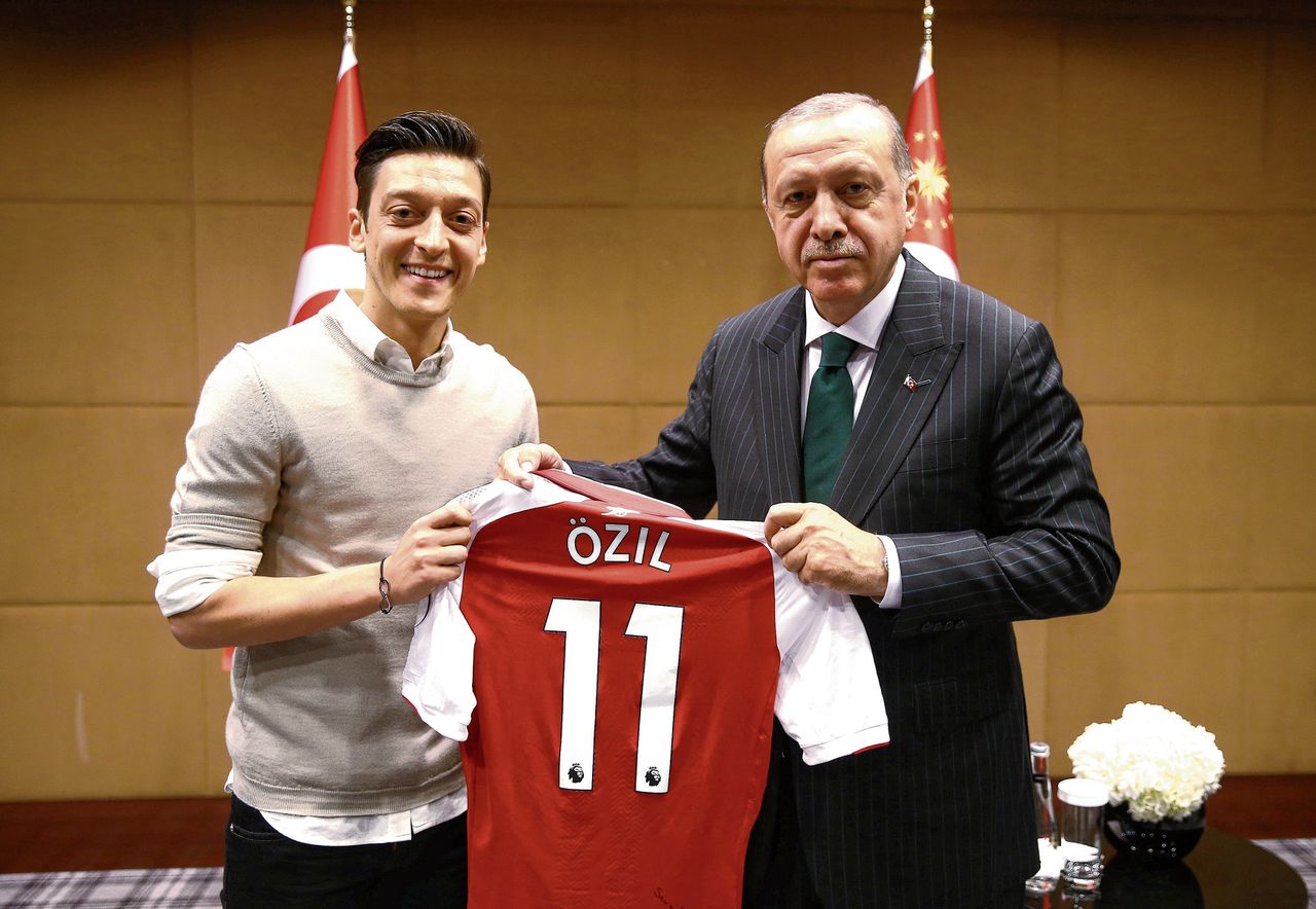 Voor het eerst verdedigt de Duitse voetballer Mesut Özil zich voor de foto die in mei van dit jaar van hem en de Turkse president Erdogan gemaakt werd.