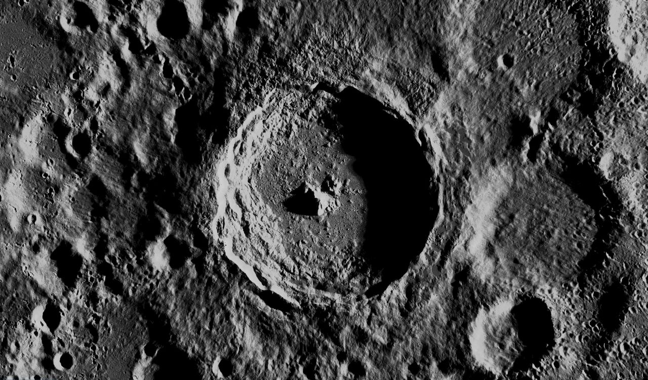 Maan en aarde zitten middenin een bombardement 