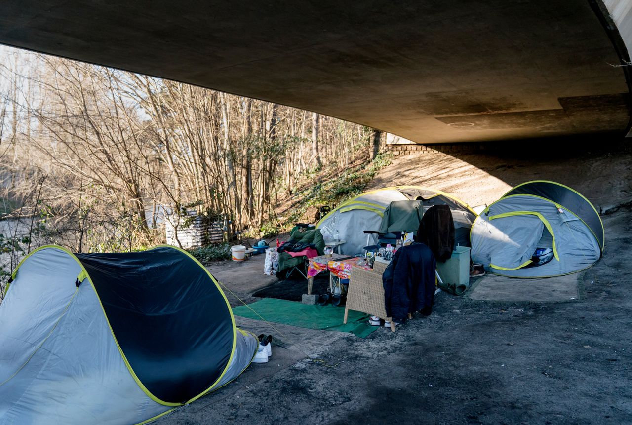 Bij -5°C onder een viaduct slapen: zelfs in deze kou wil niet iedere dakloze naar de noodopvang 