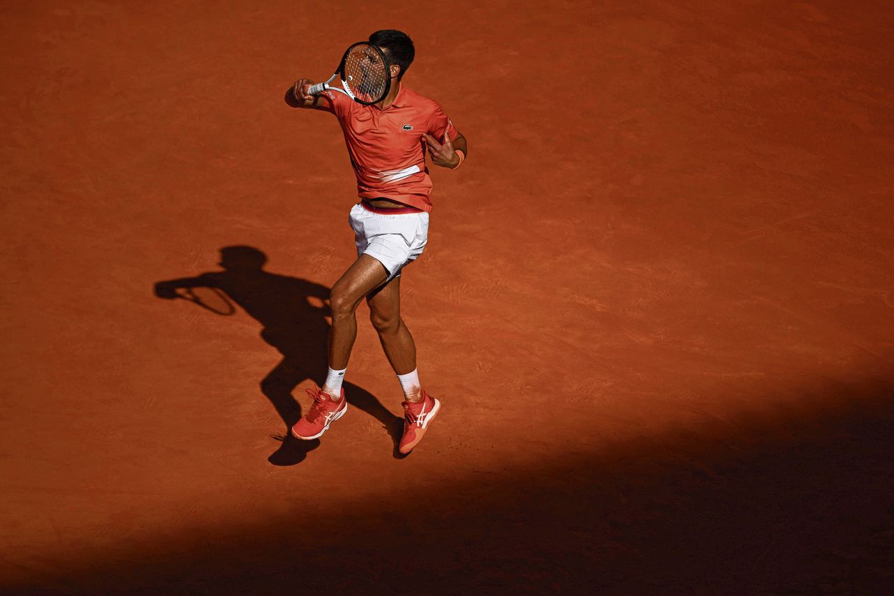 Novak Djokovic bereidt zich deze maand in Madrid en Rome voor op Roland Garros, waar hij zijn 21ste grandslamtitel kan winnen.