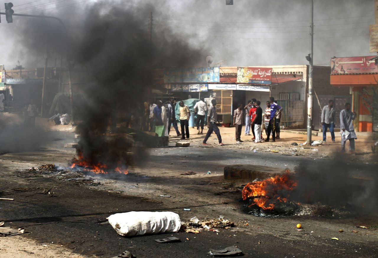 Demonstranten verbranden autobanden in Kadro, zo’n 24 kilometer ten noorden van de hoofdstad Khartoem. Soedanezen zijn boos omdat brandstofsubsidies zijn afgeschaft.