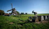 Naast deze molen, aan rivier het Gein, ten zuidoosten van Amsterdam, komt een handvol megaturbines, als het ligt aan projectontwikkelaars en een aantal boeren.