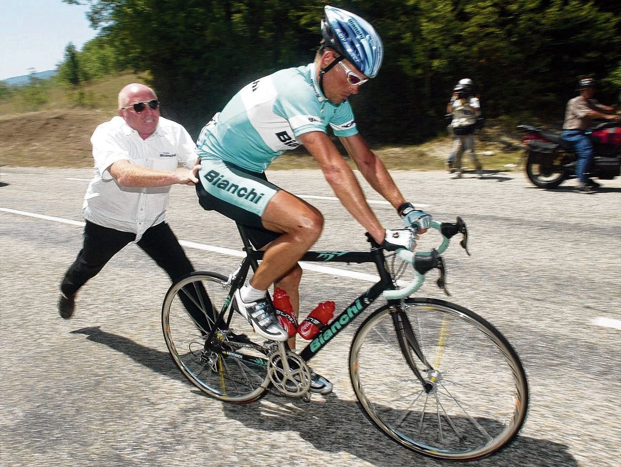 Ploegleider Rudy Pevenage duwt zijn pupil Jan Ullrich op gang in de Tour de France van 2003.