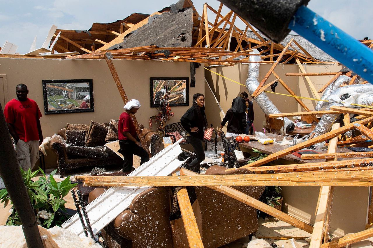 Inwoners van Louisiana nemen de schade op van hun huis.